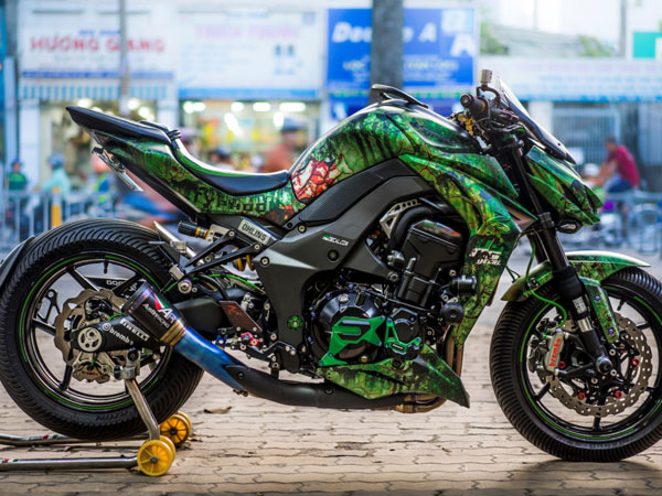 Kawasaki Z1000 độ tem rỉ sét xanh rêu độc đáo ở Sài Gòn