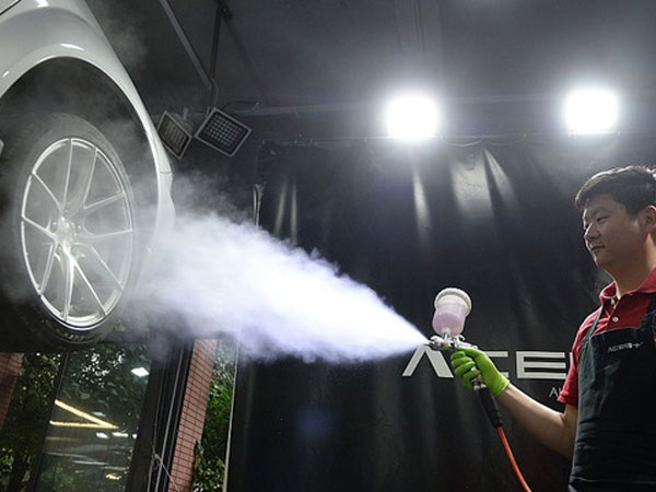 "Kiếm bộn" nhờ nghề vệ sinh xe sang và siêu xe
