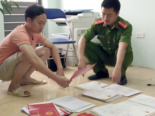 Kỹ sư xây dựng sản xuất con dấu, giấy tờ giả thu lợi 1 tỷ đồng