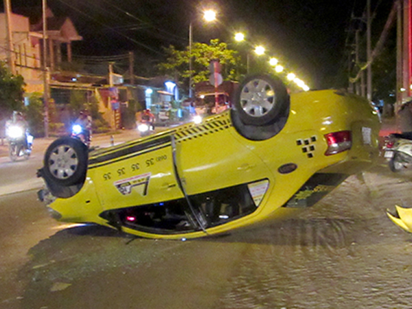 Taxi lật ngửa sau cú đâm liên tiếp, 4 người bị thương