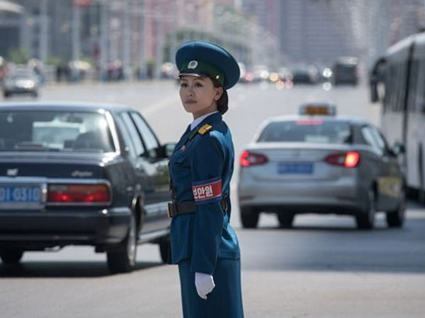 Tiêu chuẩn nữ cảnh sát giao thông Triều Tiên: Đẹp, độc thân, 26 tuổi nghỉ hưu