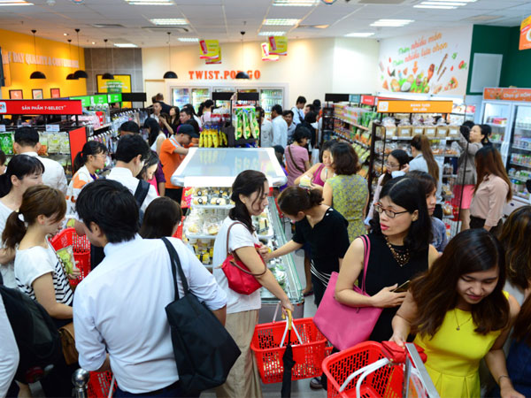 Xếp hàng dài mua bánh mì, nước trái cây ở 7-Eleven Sài Gòn