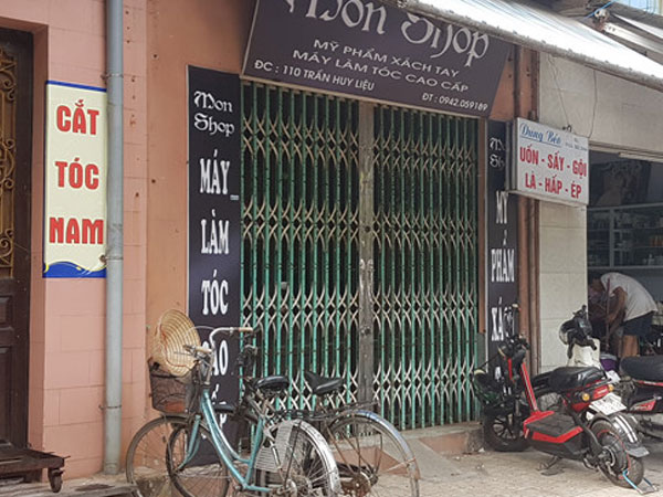 Côn đồ lao vào cửa hàng mỹ phẩm chém người