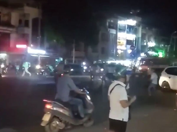 GrabBike và xe ôm hỗn chiến náo loạn trên phố, cảnh sát nổ súng trấn áp