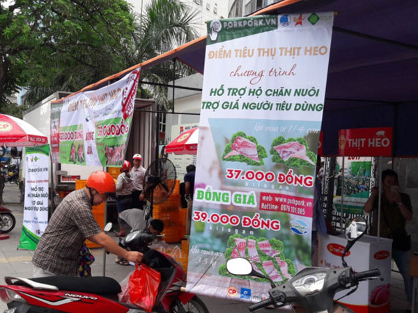 Hà Nội mở điểm bán thịt heo đồng giá 39.000 đồng một kg