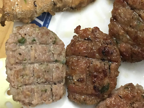Khách thắc mắc miếng chả băm trắng nhởn, nhân viên quán bún chả nổi tiếng Hà Nội trả lời: "Do thả vào nước chấm nên bị bợt"