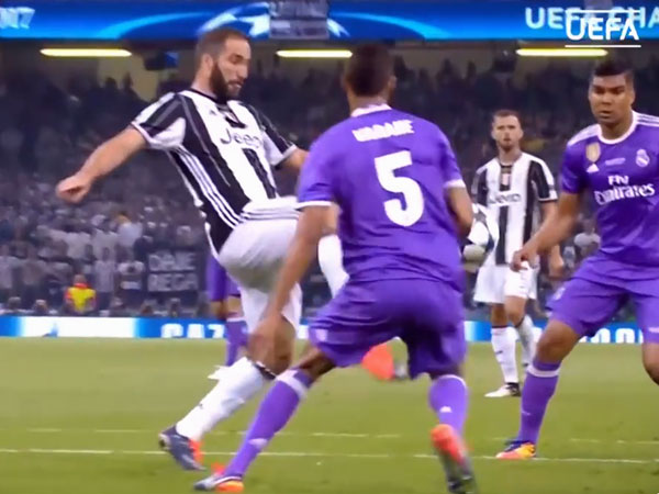 Siêu phẩm vô-lê đoạt giải bàn đẹp nhất mùa Champions League