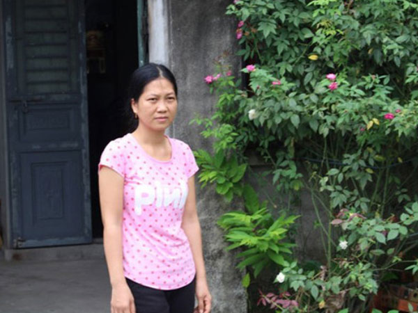 Thông tin bất ngờ việc bố mẹ đổ cơm thừa xuống nền nhà bắt con ăn