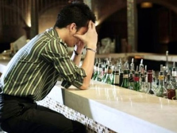 Tôi biết mình đã sai từ khi gặp cô nàng rót bia