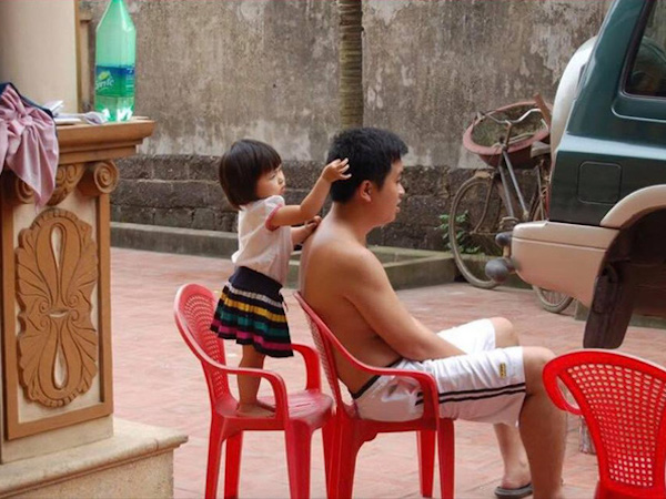 "Bố chỉ cần ngồi im một chỗ, tóc sâu tóc bạc để con gái lo!"