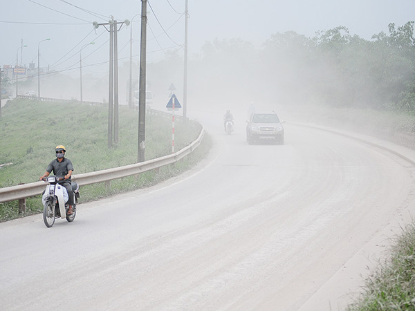 Cảnh bụi mù như sương, xe tải "cày nát" đường vào cảng Khuyến Lương
