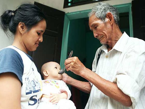 Chuyện tình cảm động "bác-cháu" của đôi vợ chồng lệch nhau 43 tuổi