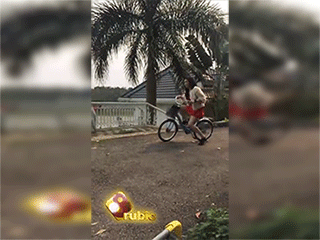 Dáng đi xe đạp buồn cười của Vân Điệp phim "Người phán xử"