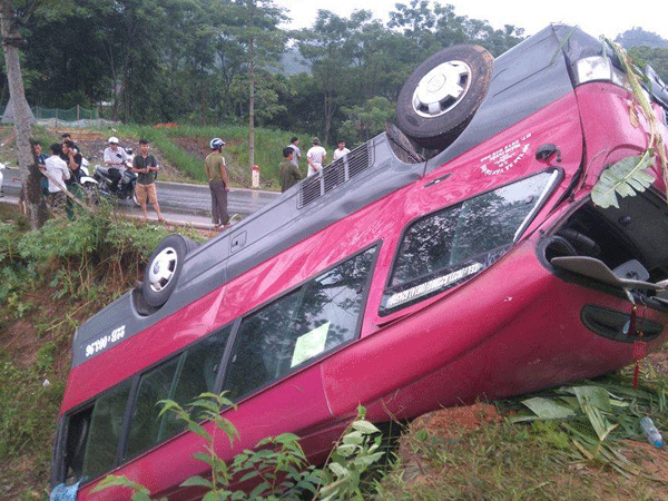 Hà Giang: Xe khách lật nhào, nhiều người bị thương