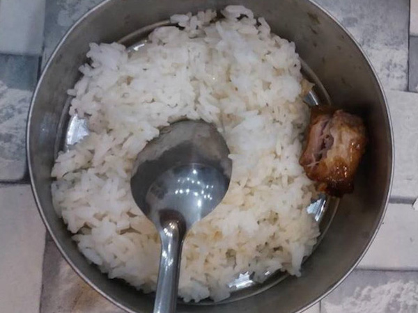 Nàng dâu tủi thân vì mẹ chồng "ưu ái" cho bát cơm ở cữ chỏng chơ miếng xương kho mặn thế này đây