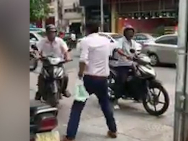 Ông Tây hò hét, chặn xe máy leo vỉa hè Sài Gòn