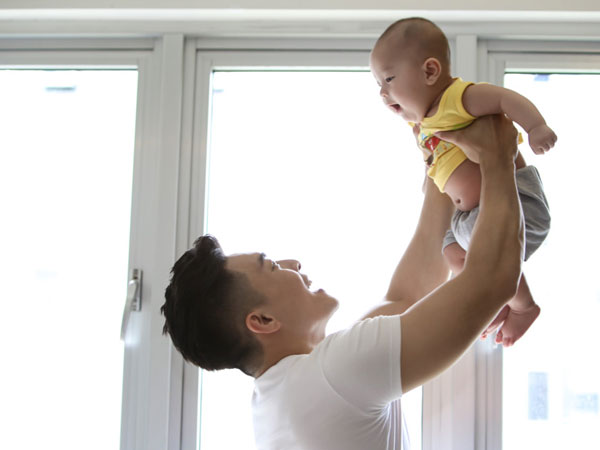 Quốc Cơ, Quốc Nghiệp tập xiếc cho con trai từ 2 tháng tuổi