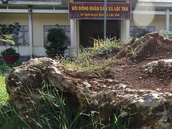 "Sung công" khối đá bán quý nặng 20 tấn