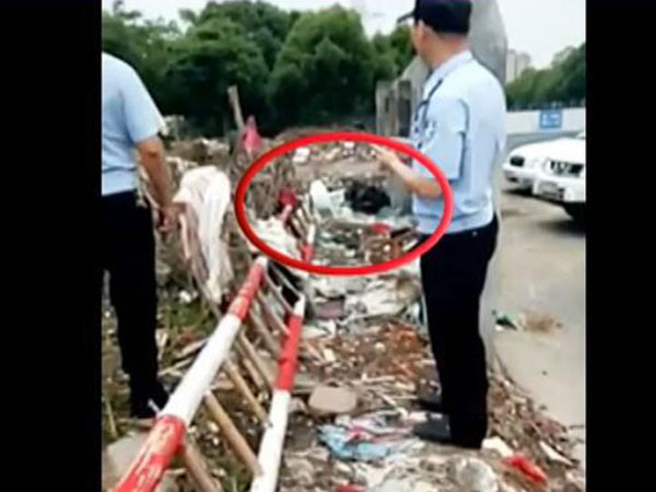 Vợ chồng con trai chở thi thể bố ra bãi rác và châm lửa đốt để... tiết kiệm 13 triệu đồng
