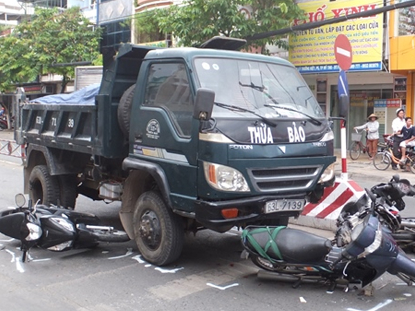 Xe ben lùa 4 xe máy dừng đèn đỏ, nhiều người bị thương
