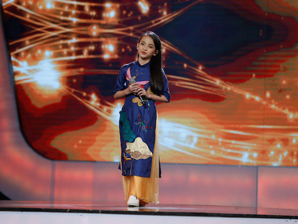 Xuất hiện bé 12 tuổi xinh xắn khiến Văn Mai Hương phải gọi là "thần đồng" của Idol Kids