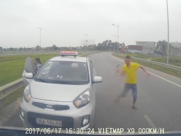 Bị chặn đầu trên đường ngược chiều, tài xế taxi rút tuýp sắt đe dọa người khác