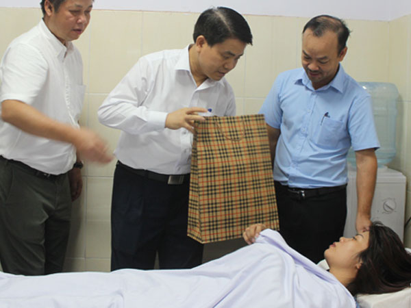 Chủ tịch Hà Nội thăm nữ công nhân môi trường bị hành hung