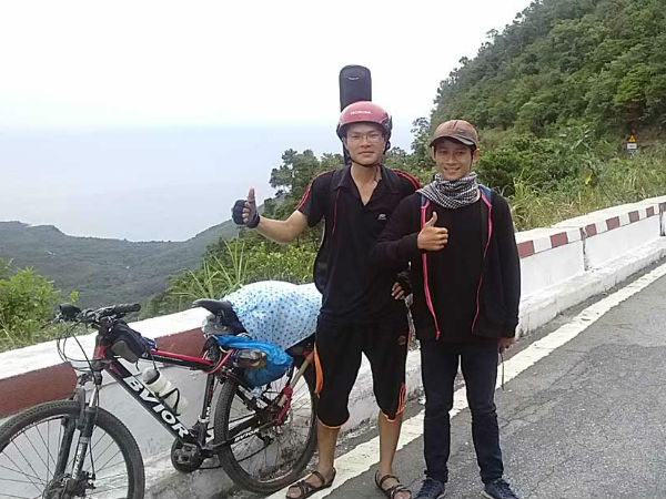 Đỗ đại học, chàng sinh viên đạp xe 1.000km "báo" với người bố đã mất