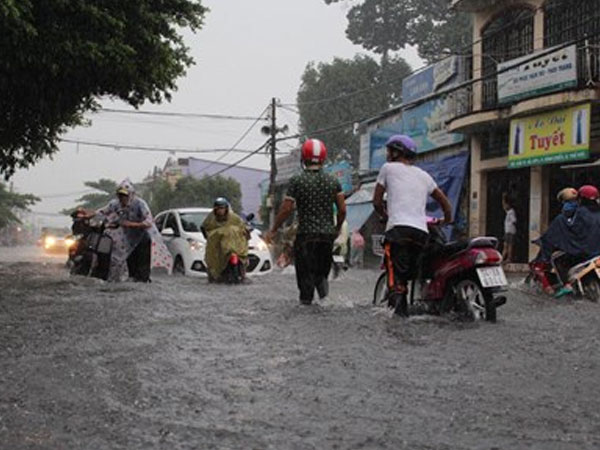 Đường phố Sài Gòn lại thành sông sau mưa lớn