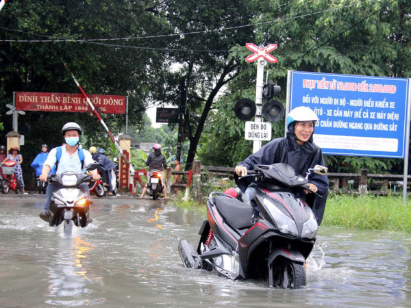 Sài Gòn mưa lớn, nhiều tuyến đường ngập nặng