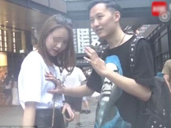 Chàng trai giả làm ảo thuật để sờ ngực hàng chục cô gái trên phố
