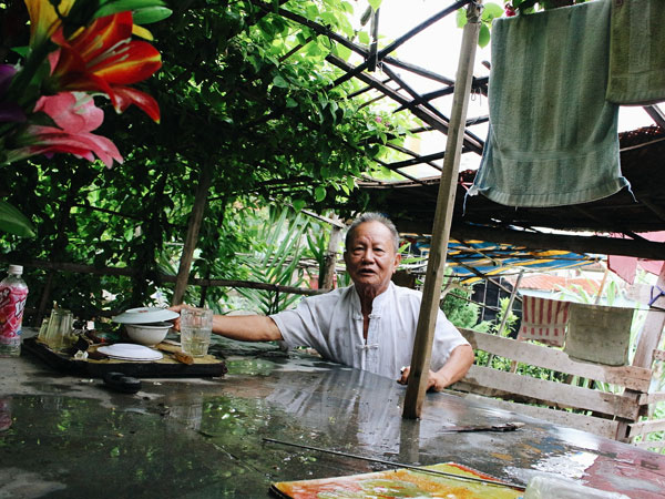 Chuyện tình yêu của cụ ông tự tay trồng và chăm sóc cả một vườn hoa ngát hương bên mộ phần người vợ đã khuất