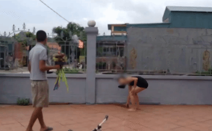 Clip: Chàng trai mang bó hoa sang tỏ tình nhưng phải "chạy mất dép" vì bị bạn gái cầm gậy đuổi về