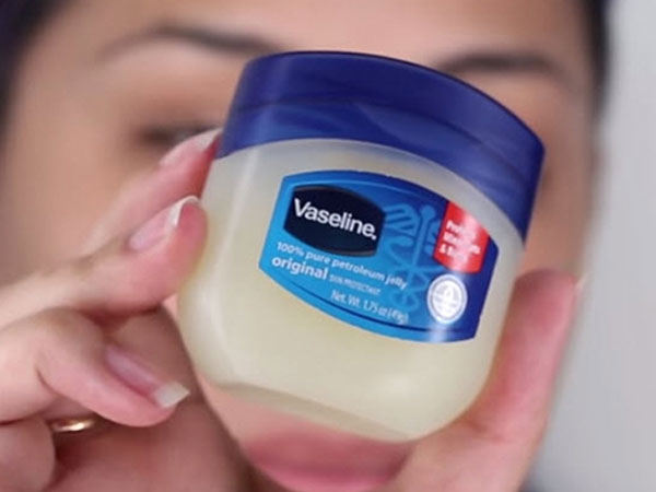 Có lọ kem Vaseline trong nhà mà không sử dụng làm mặt nạ ngủ thì đúng là phí của giời!