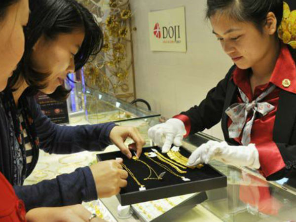 Giá vàng hôm nay 19/6: Mất niềm tin, mua bán ảm đạm