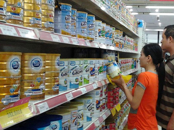 Hãng giảm giá sữa, cửa hàng vẫn “cố thủ”