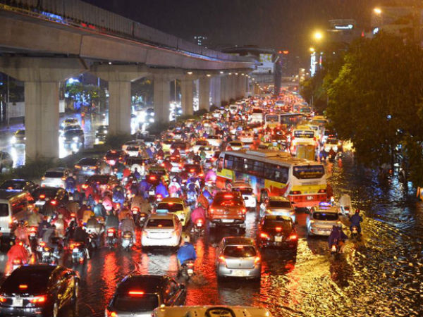 Mưa lớn trút xuống vào giờ tan tầm, ô tô xếp hàng dài trên đường phố Hà Nội