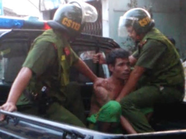 Nam thanh niên cởi trần, cầm dao dọa chém người đi đường