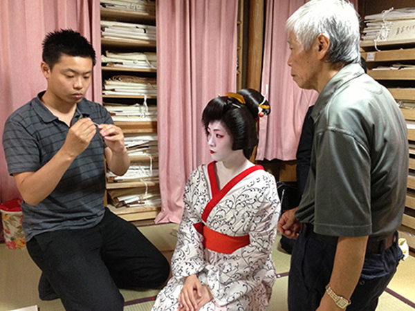Người đàn ông phục vụ gần 100 geisha ở Kyoto