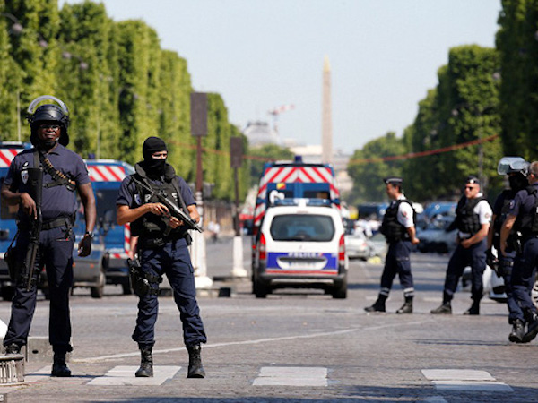 Pháp: Đại lộ Champs Elysees nháo nhào sơ tán