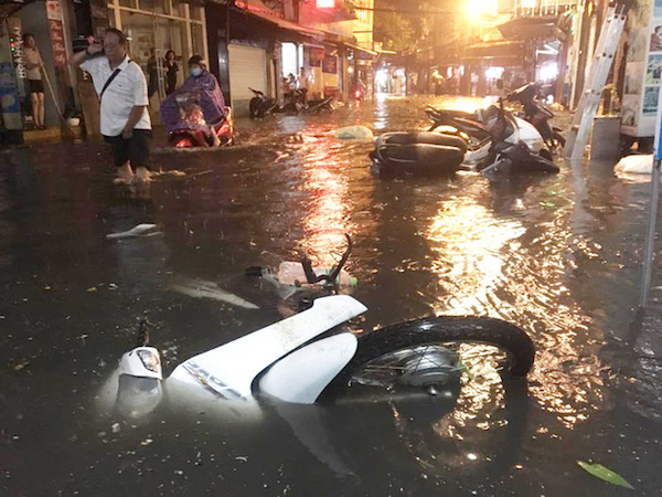 Phố Tây Tạ Hiện ngập kinh hoàng sau mưa lớn, xe máy ngâm nước la liệt!