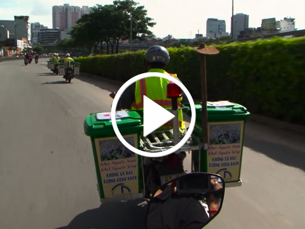 Video: Sài Gòn đổi cách thu gom rác bằng xe máy chuyên dụng