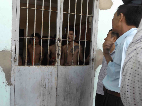 Vĩnh Long: Nhiều học viên cai nghiện ma túy phá cửa bỏ trốn