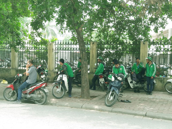Xe ôm Grab, Uber khuynh đảo, tài xế truyền thống "chết ngang vai"