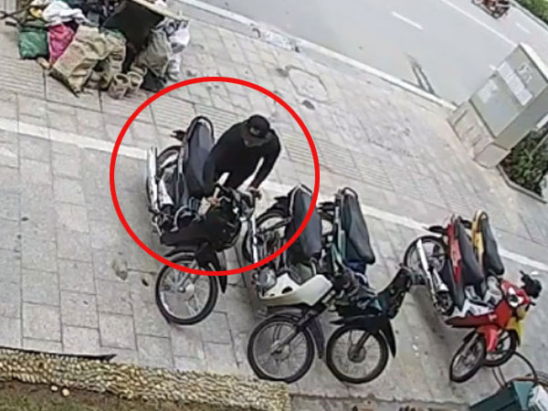 Clip: Bẻ khóa trộm xe chỉ trong 3 giây ngay giữa phố