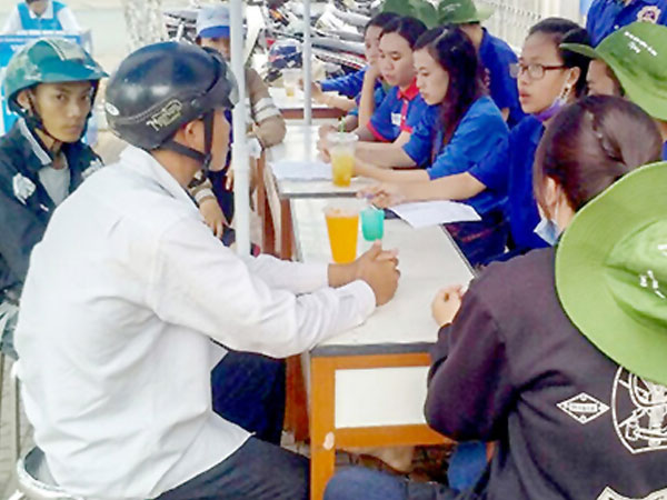 Công an miền Tây nấu cơm cho sĩ tử