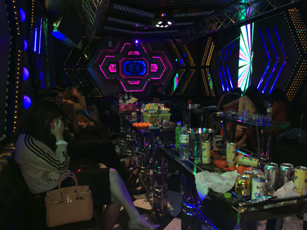 Dùng súng, ma túy ép 5 thiếu nữ Hà Nội "bán mình" ở quán karaoke