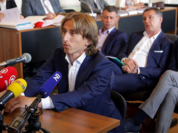 Luka Modric bị điều tra tội khai man