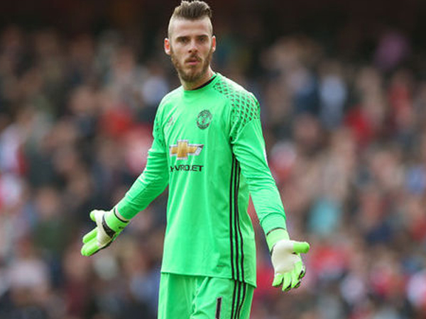 Real từ bỏ De Gea, Alves ký 2 năm với Man City