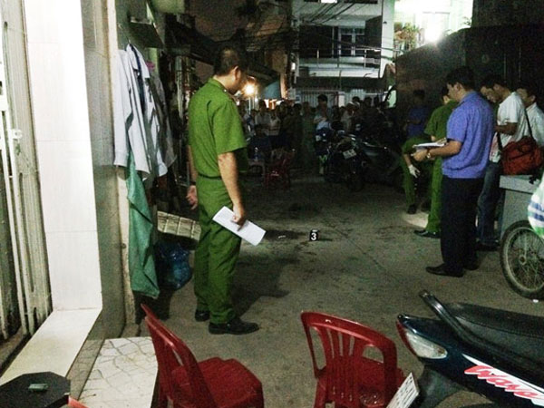 Sau tiếng la thất thanh, nam thanh niên gục trên vũng máu